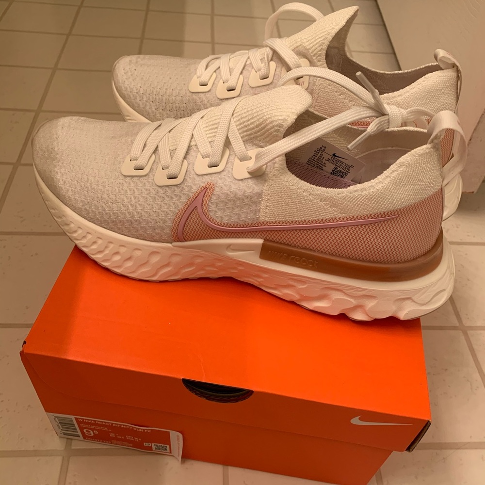 Women’s Nike React Infinity Run Flyknit size 9.5